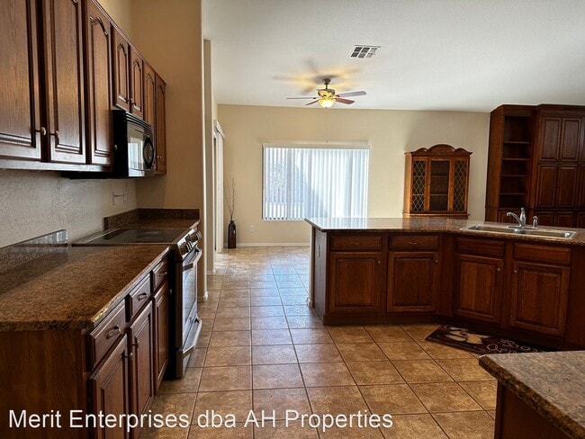 Foto del edificio - 5 br, 3.5 bath House - 5104 N 136TH LN