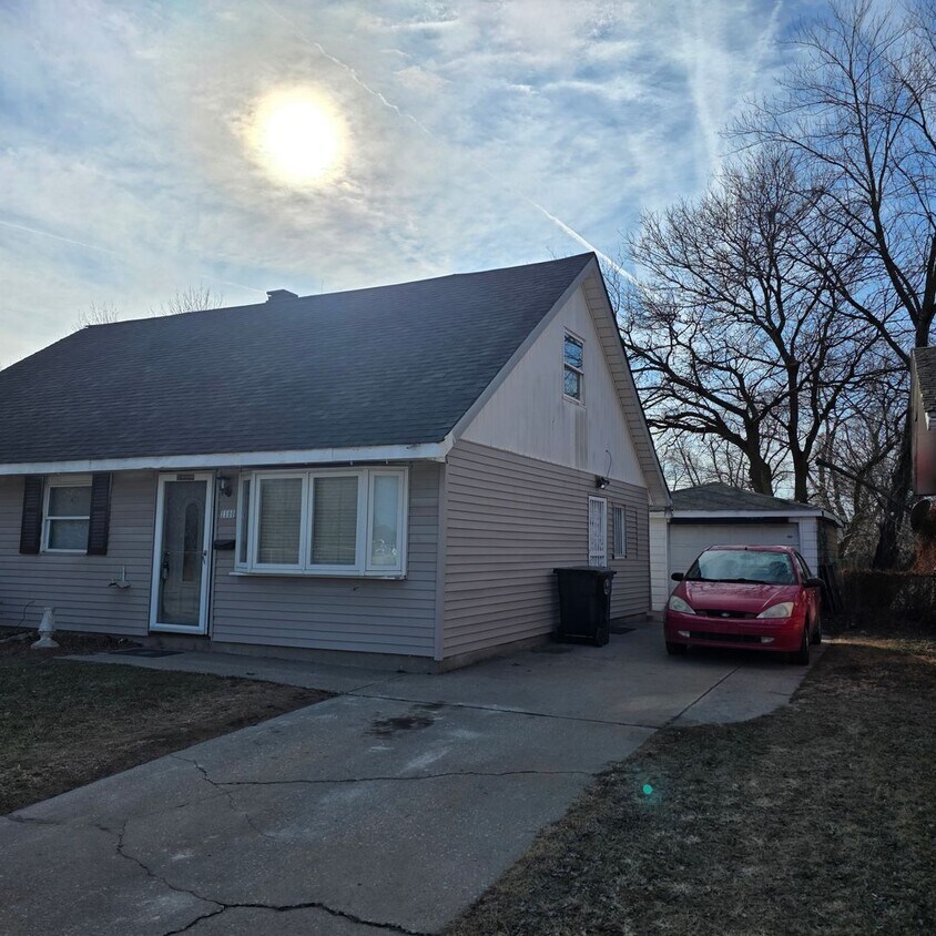 Building Photo - 4 bedroom, 2 Bath...YES PLEASE!!!!!