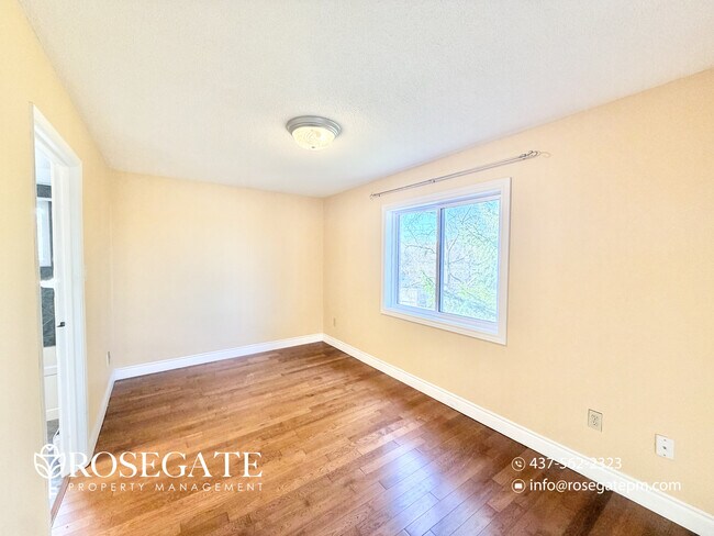 Photo du bâtiment - Spacious 3-Bedroom Condo with Parking & Stainless Steel Appliances – Kitchener