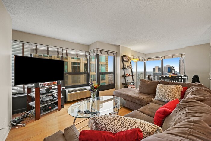 Primary Photo - Beautiful corner unit with lake and city v...