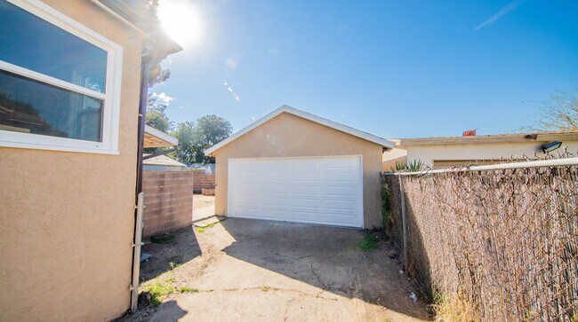 Building Photo - 10939 Scoville Ave