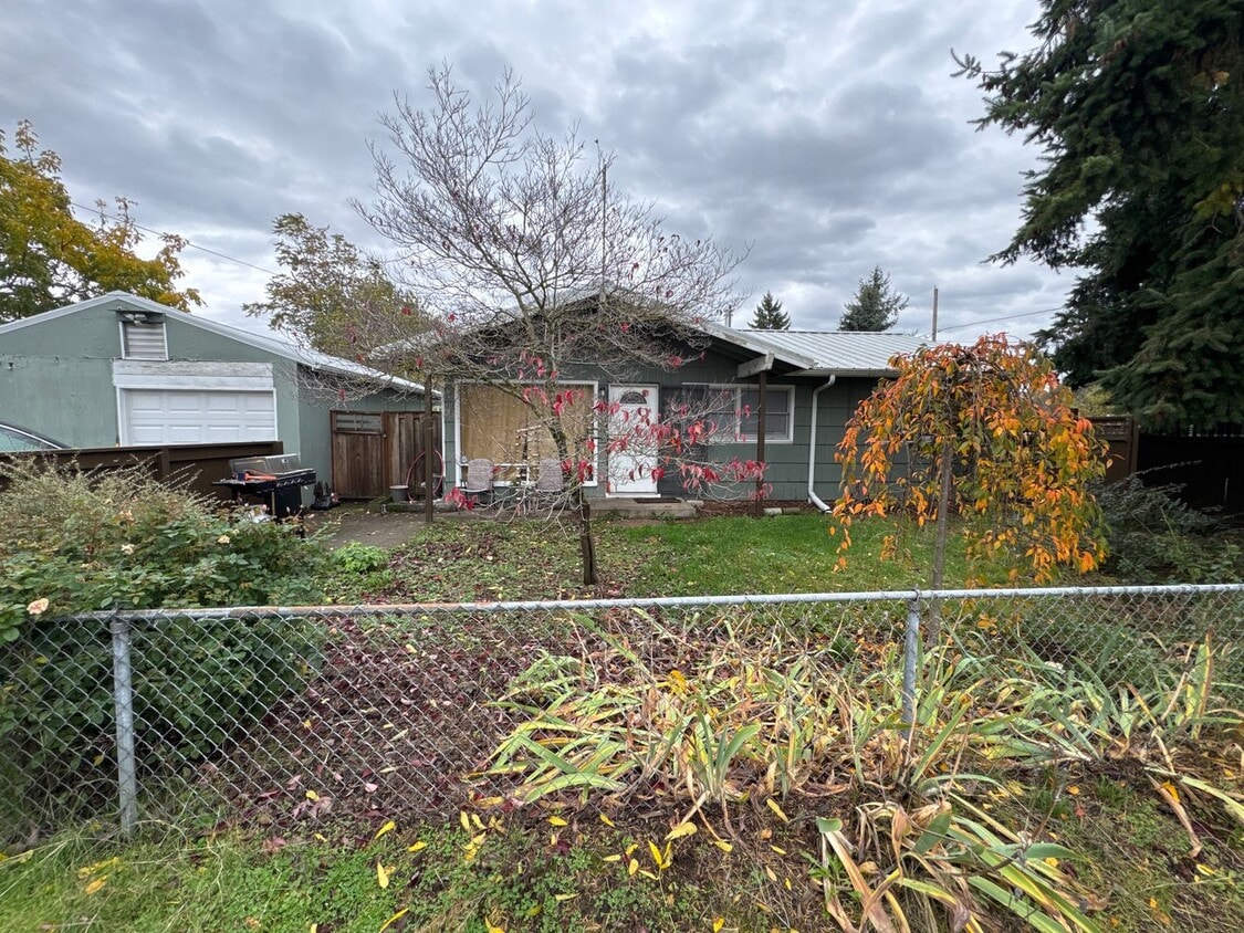 Freshly Updated 3 Bedroom 1 bath Home with Garage, Fenced Yard & Pet Friendly! - Freshly Updated 3 Bedroom 1 bath Home with Garage, Fenced Yard & Pet Friendly!