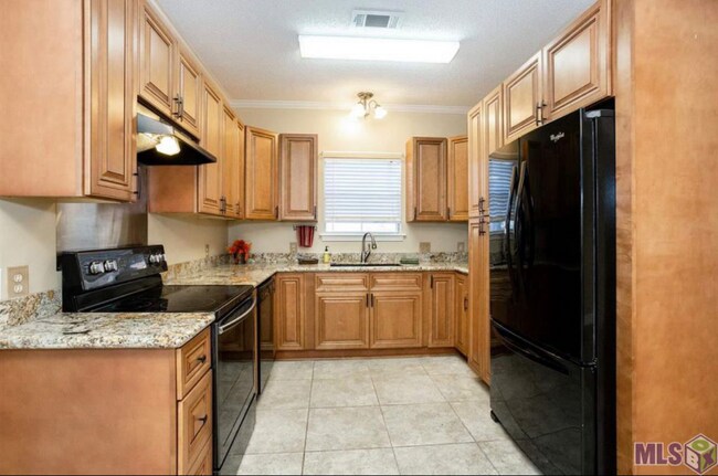 Building Photo - 15155 Cocodrie Ave