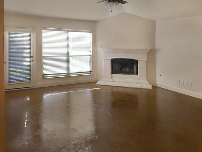 Building Photo - 240 Mesa View