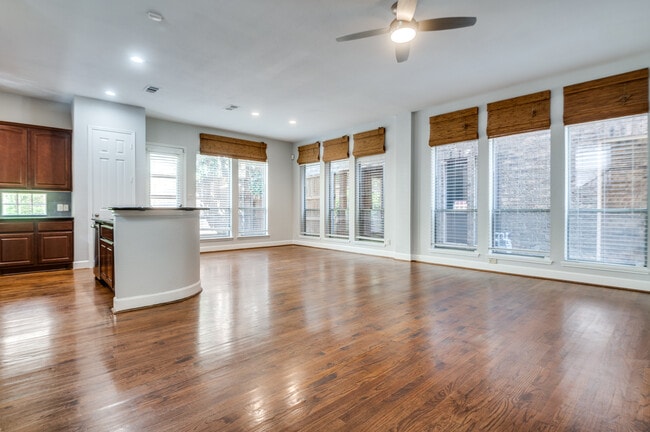 Building Photo - 909 City Side Ln