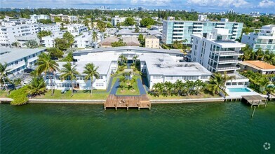 Building Photo - 1940 Bay Dr