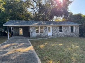 Building Photo - 213 Amellia Pl