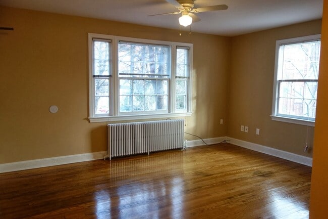 Building Photo - 816 Greenwood Cir