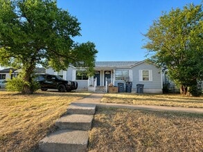 Building Photo - 1181 NW Ozmun Ave