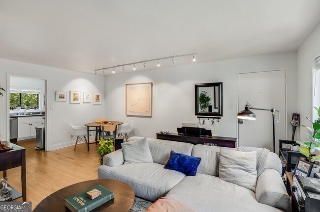 Foto del edificio - 96 Ardmore Pl NW