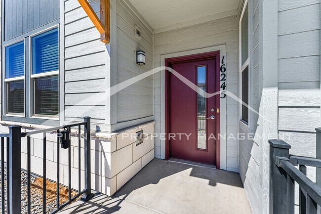 Building Photo - Gorgeous Home with Washer/Dryer and Mounta...