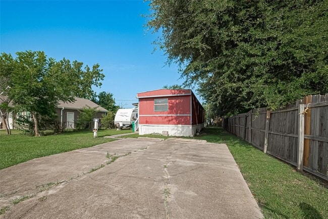 Building Photo - 914 Davis St