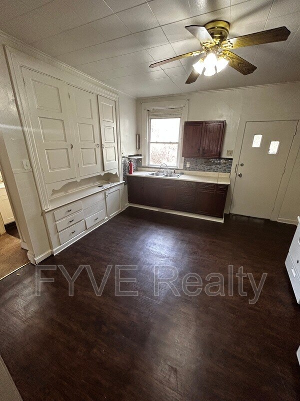 Building Photo - 458 Airbrake Ave
