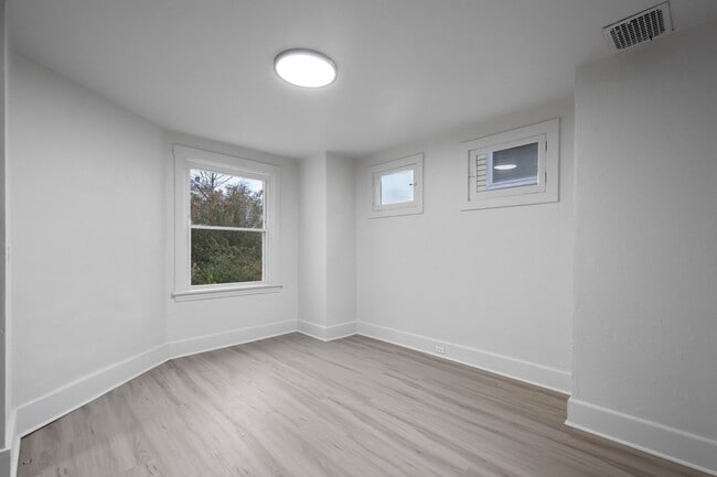 Building Photo - Stunning 4 Bedroom home in Carrick available May 15!