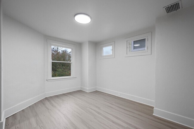 Foto del edificio - Stunning 4 Bedroom home in Carrick available May 15!