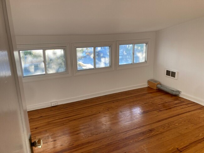 LARGE BEDROOM - 1401 B St