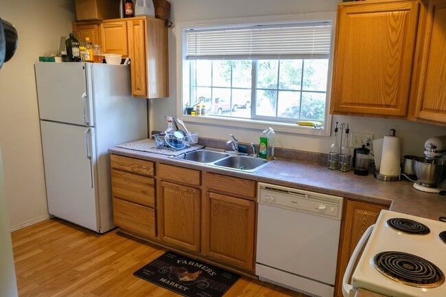 Building Photo - Spacious 3 bedroom townhome