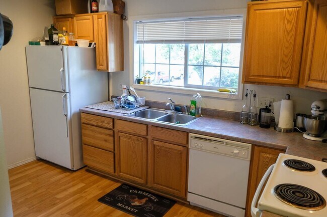 Foto del edificio - Spacious 3 bedroom townhome