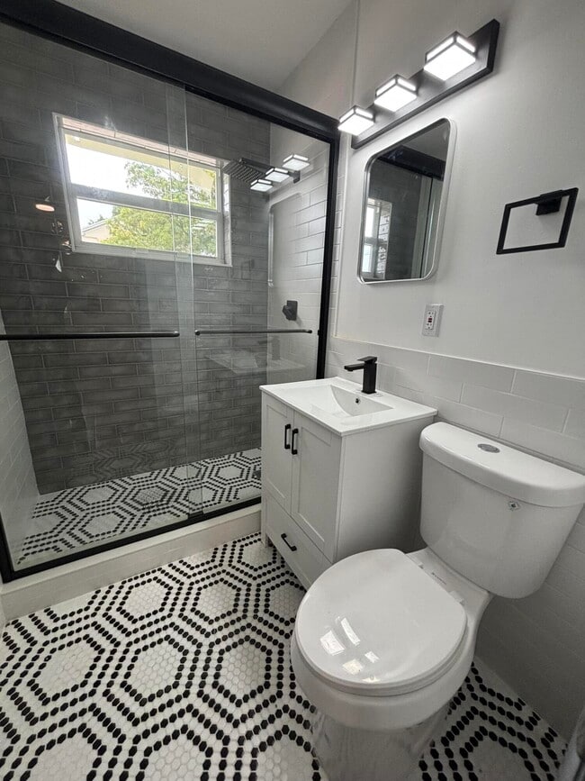 Building Photo - 2919 Broadway