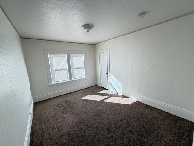 Foto del edificio - Charming 2-Bedroom Duplex in Merced with Washer dryer connections