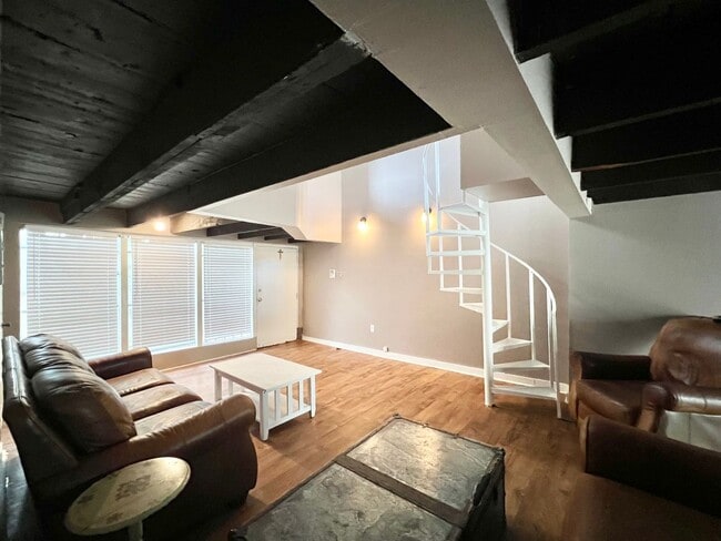 Building Photo - One Bedroom Loft-Style Apartment in Mid Ci...