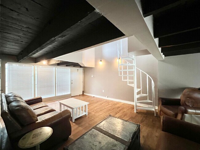 Foto del edificio - One Bedroom Loft-Style Apartment in Mid Ci...