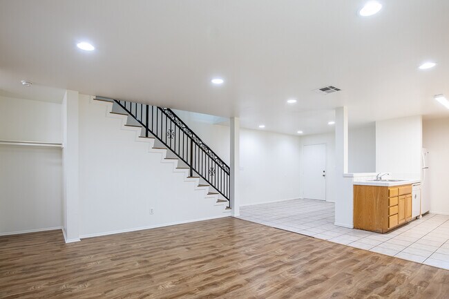Foto del edificio - 1189 W 36th St