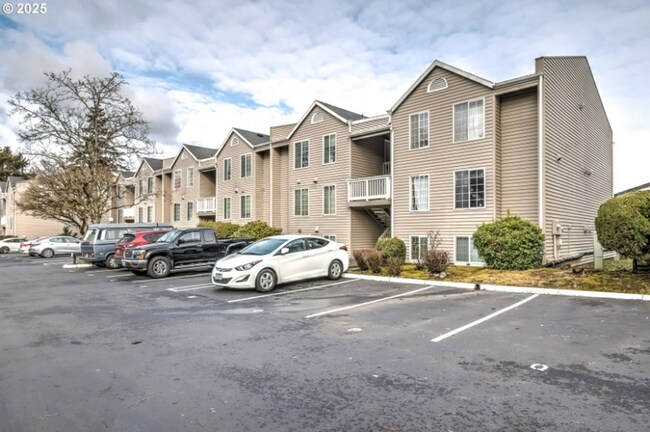Foto del edificio - Updated Upper-Level Condo with Gas Fireplace, Balcony & Washer/Dryer