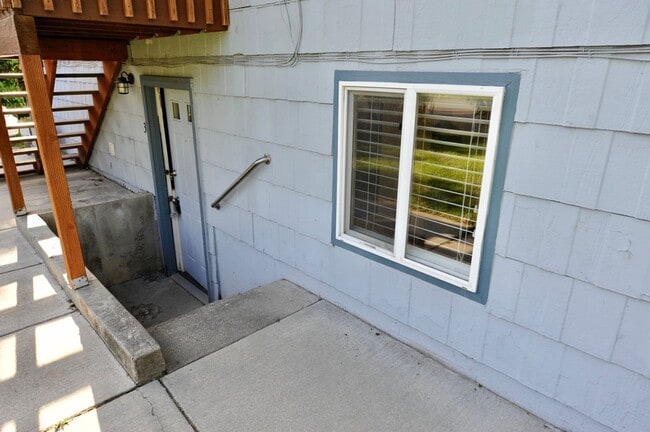 Building Photo - Downstairs unit 2 bed 1 bath