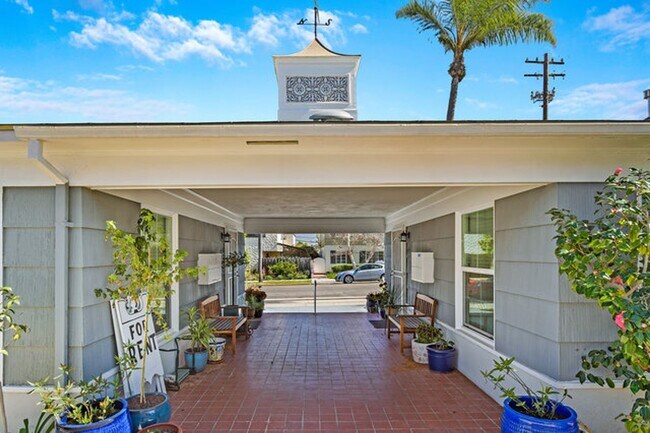 Foto del edificio - 5050-70 Marlborough Dr  %%