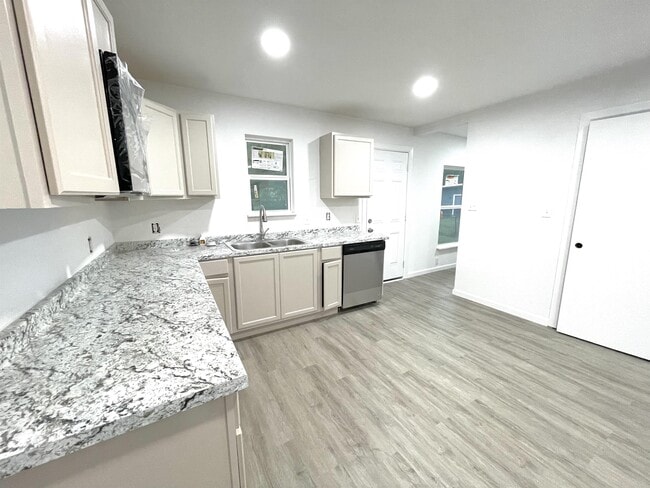 Building Photo - 319 Woodard Ave