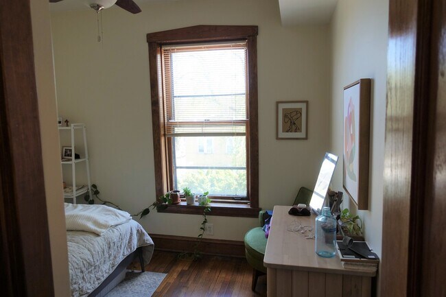 Foto del edificio - 2116 N Oakley Ave