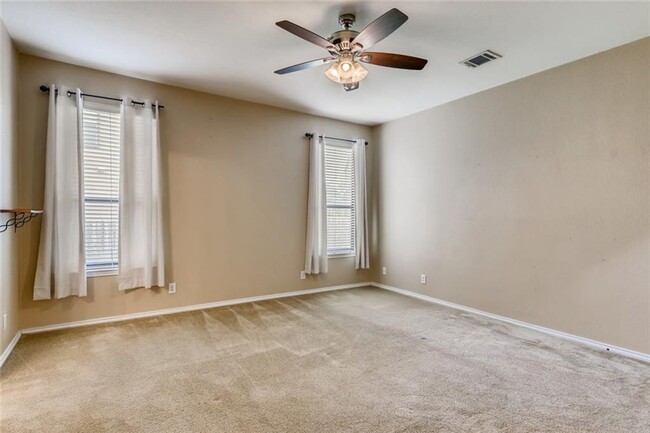 Foto del edificio - Large 4 Bedroom 3.5 Bath Now Avaliable