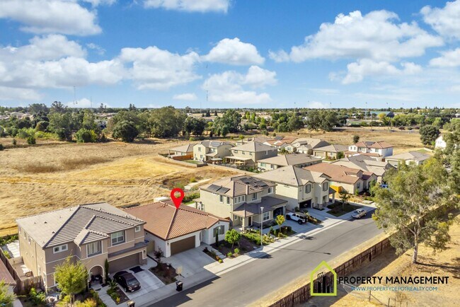 Building Photo - Modern and Spacious 4-Bedroom Home for Rent!