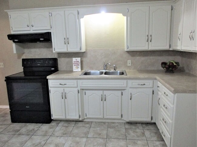 Building Photo - Move in Ready 3 or 4 bedroom