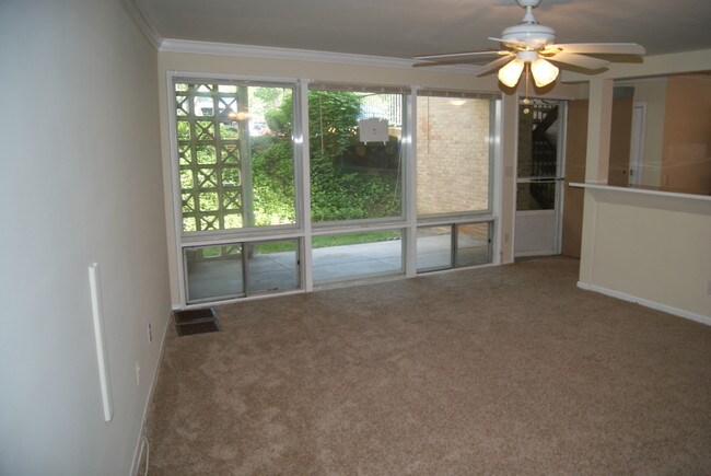 Foto del edificio - 7527 Spring Lake Dr