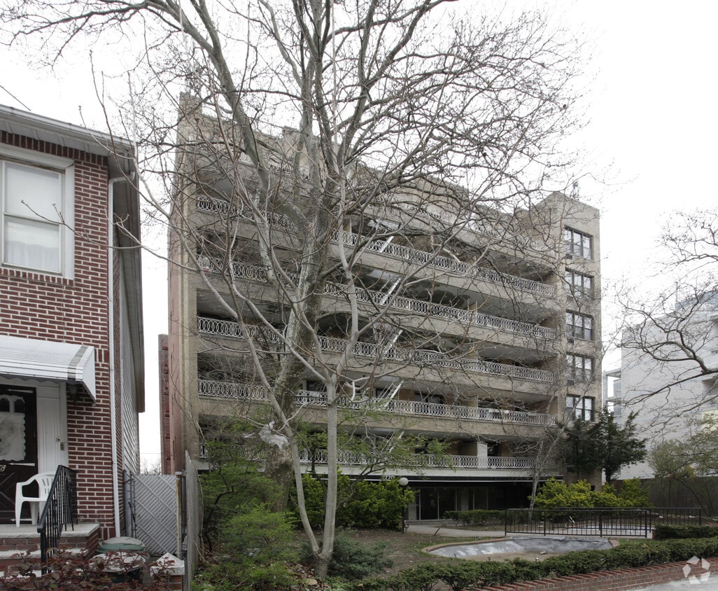 Building Photo - 2770 Ocean Ave