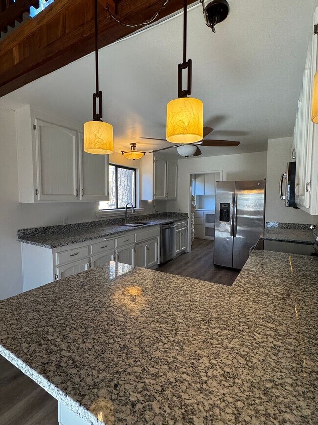 Building Photo - Lake of the pines GOLF COURSE charmer! New counters, new floor, new paint! Wonderful home!