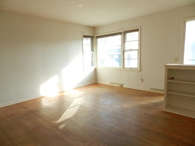 Building Photo - 900 Pflaum Rd