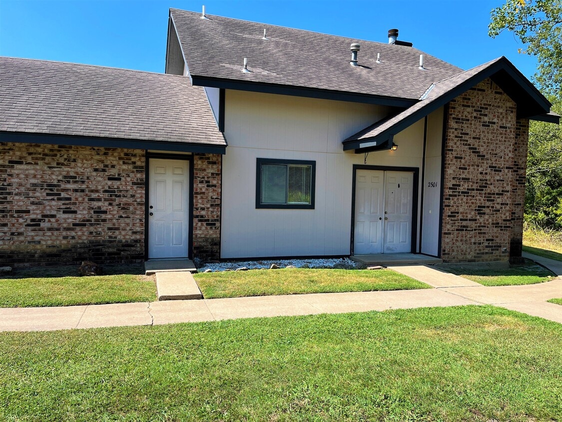 2501 Rice Creek Way, Bartlesville, OK 74006 Townhome Rentals in