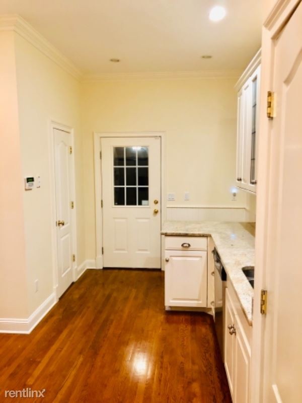 Building Photo - 3 br, 3.5 bath Townhome - 82 E Putnam Ave
