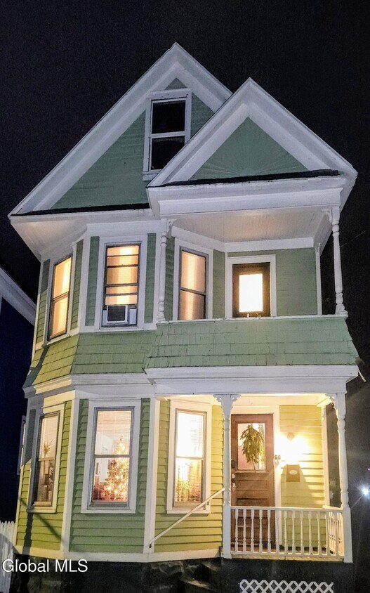 Foto principal - 11 Ingersoll Ave