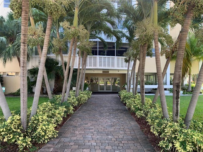Foto del edificio - 555 Crandon Blvd