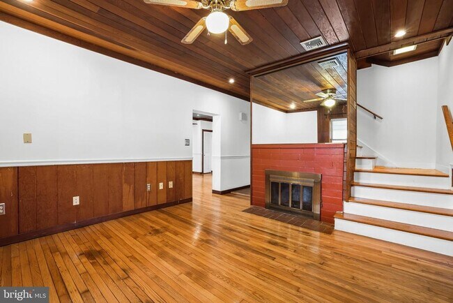 Building Photo - 2206 S Fern St