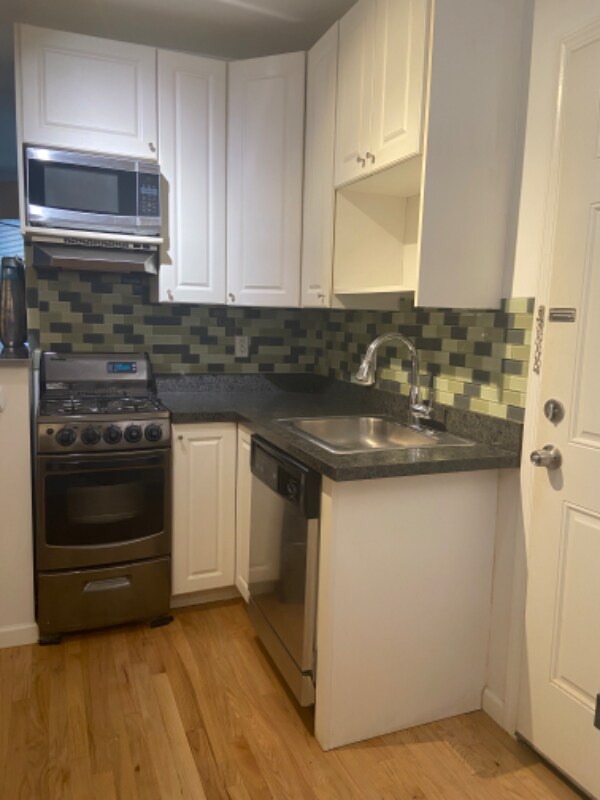 Building Photo - 2 Clinton St