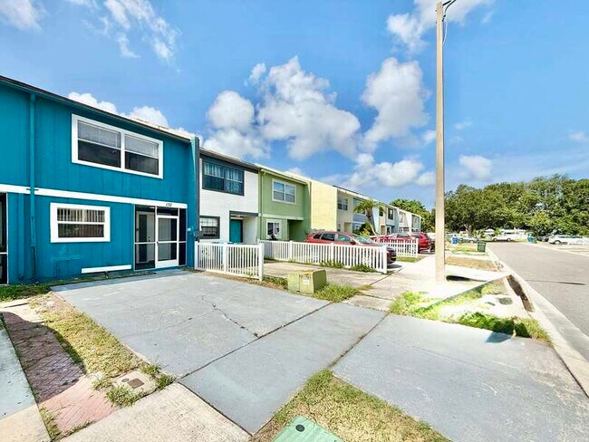 Foto del edificio - 2820 S Pines Dr