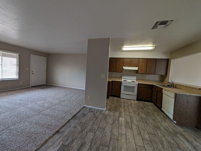 Building Photo - 3 bedroom 2 Bathroom Home