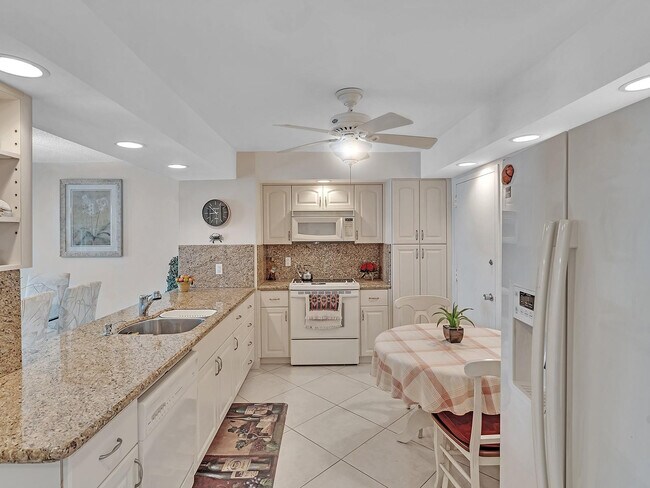 Building Photo - 1150 Hillsboro Mile