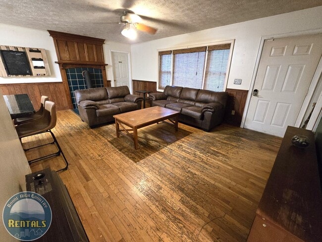 Building Photo - 460 White Oak Rd