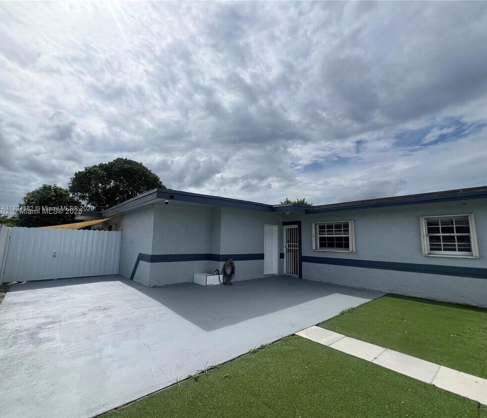 Foto principal - 19120 NW 36th Ave